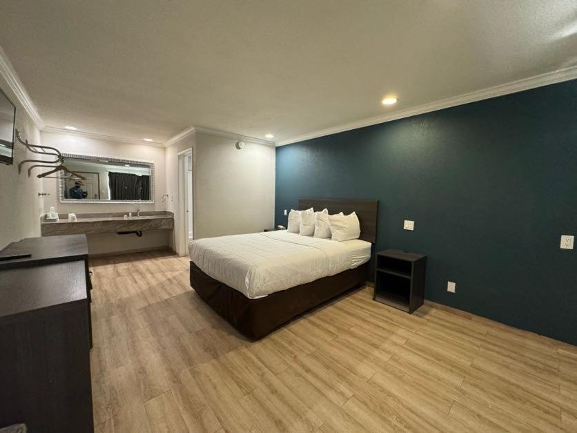 Baymont By Wyndham Bakersfield Ξενοδοχείο Εξωτερικό φωτογραφία